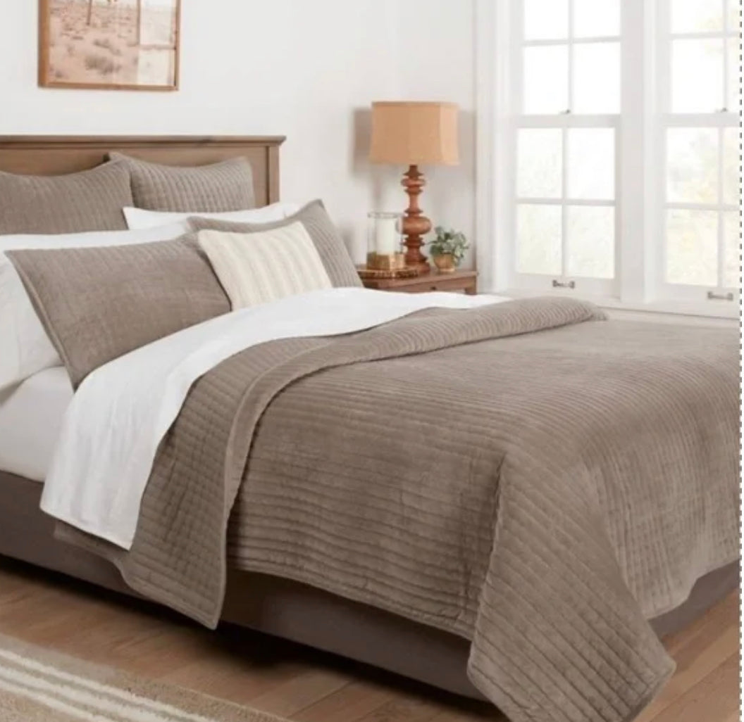 Threshold Full/Queen Matte Velvet Quilt, New