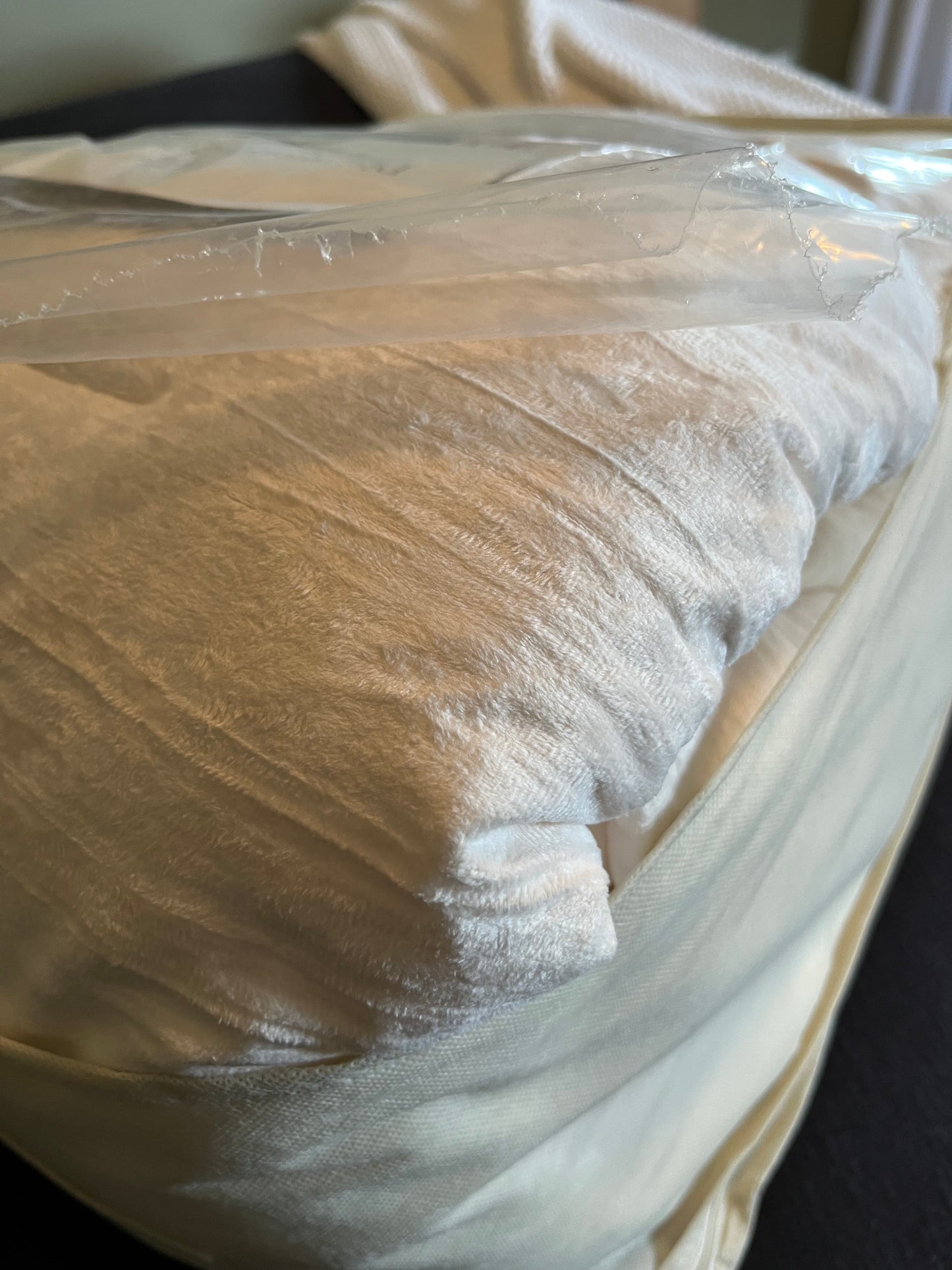 Threshold Full/Queen Distressed Crinkle Velvet Comforter, New