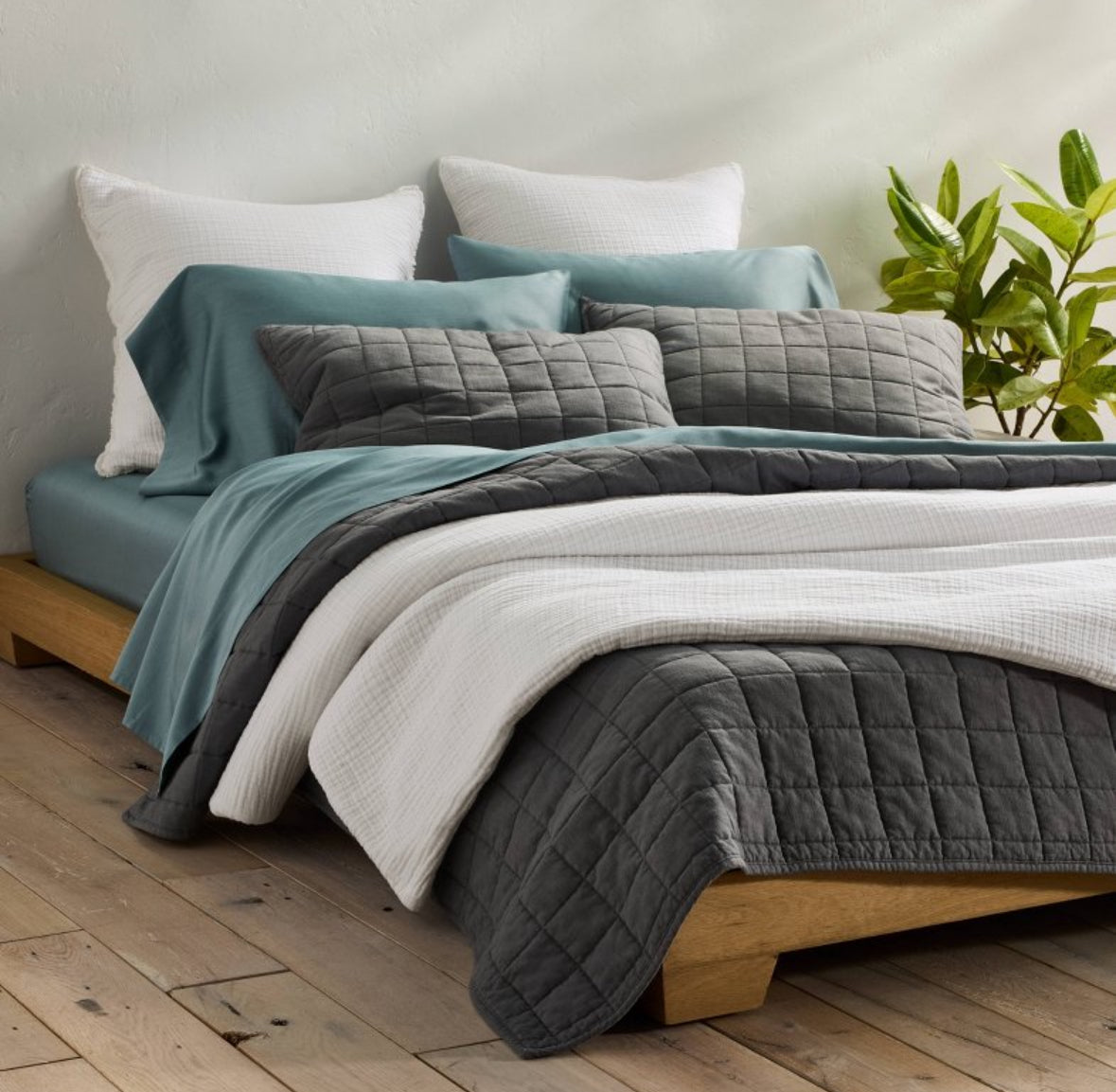 Casaluna Full/Queen Heavyweight Linen Blend Quilt, New